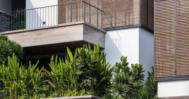 Lam che nắng gỗ nhựa mở xoay tự động