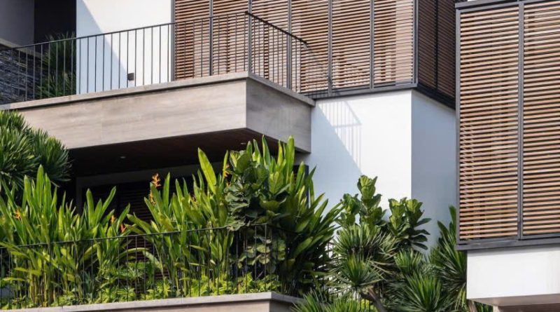 Lam che nắng gỗ nhựa mở xoay tự động