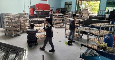 Kệ inox đục lổ 304